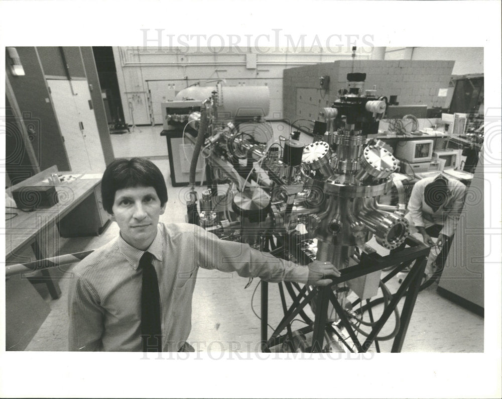 1986 Press Photo Gary S. Was in the Research Lab - Historic Images