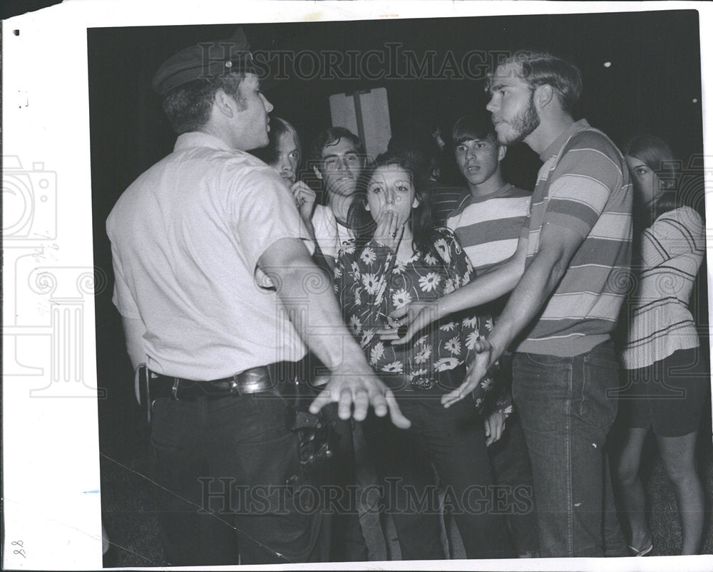 1970 Press Photo Police Officer Detroit Teenagers Party - Historic Images