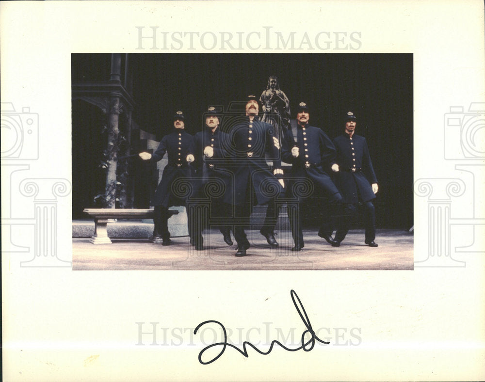 1985 Press Photo Pirates of Penzance Opera Policemen - Historic Images
