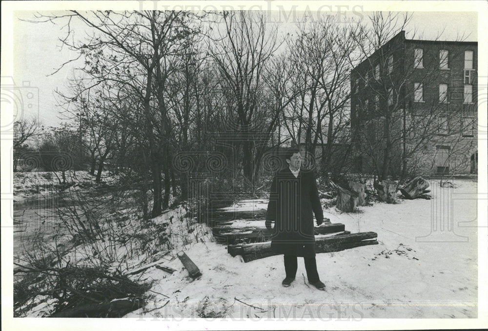 1982 Press Photo Man Snow Coat Water Building - Historic Images