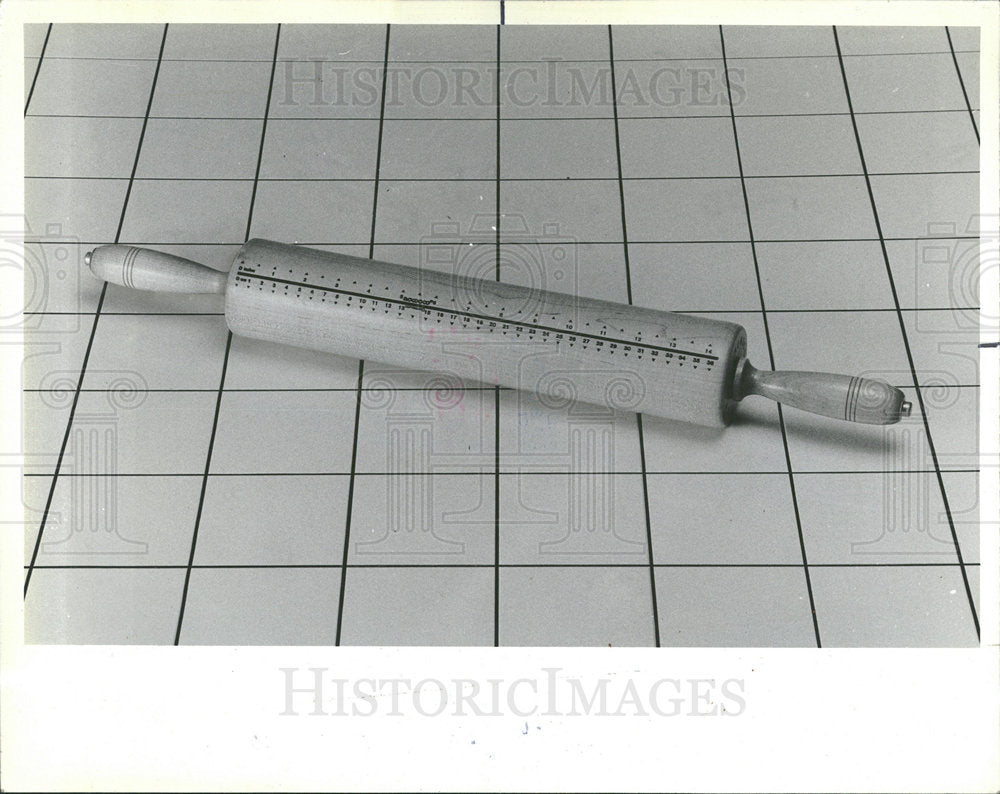 1982 Press Photo Rolling Pin Measurements - Historic Images