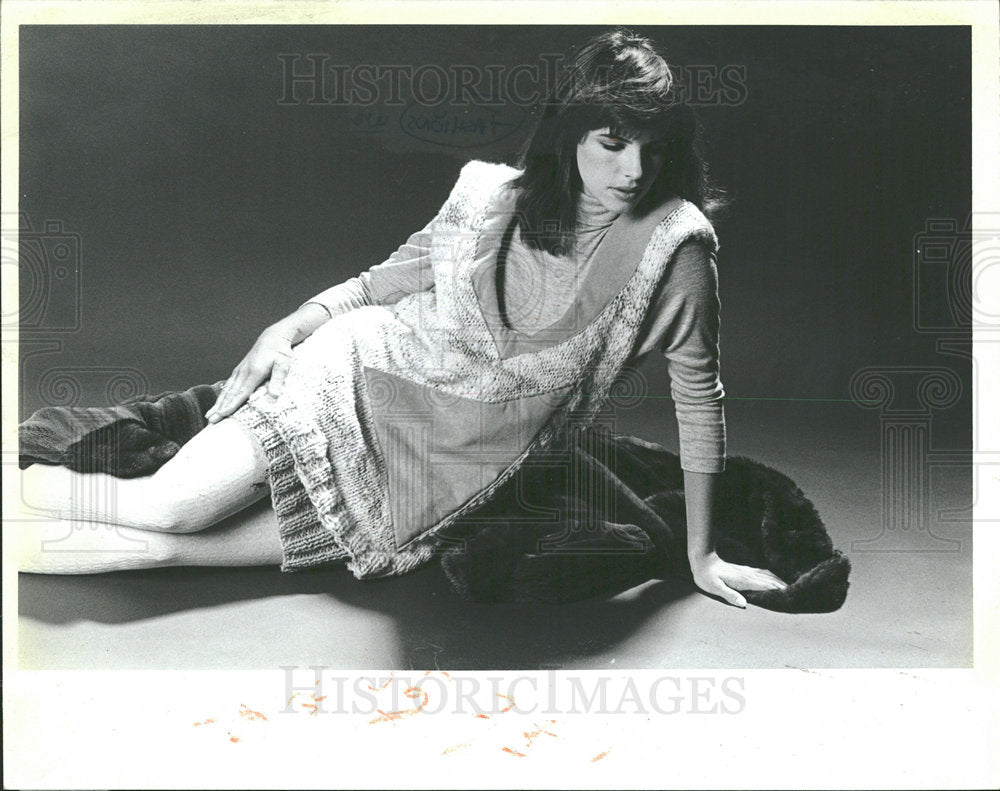1987 Press Photo Woman Model Skirt Turtleneck Wool - Historic Images