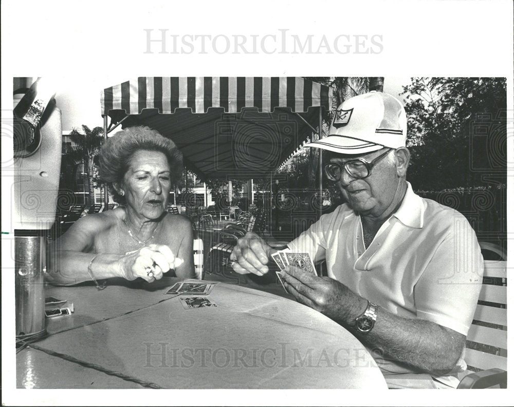 1982 Press Photo Playing Cards Florida Retirees - Historic Images