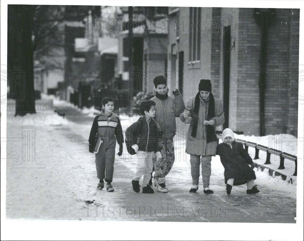 1991 Press Photo Alvarez Family Walking To School - Historic Images