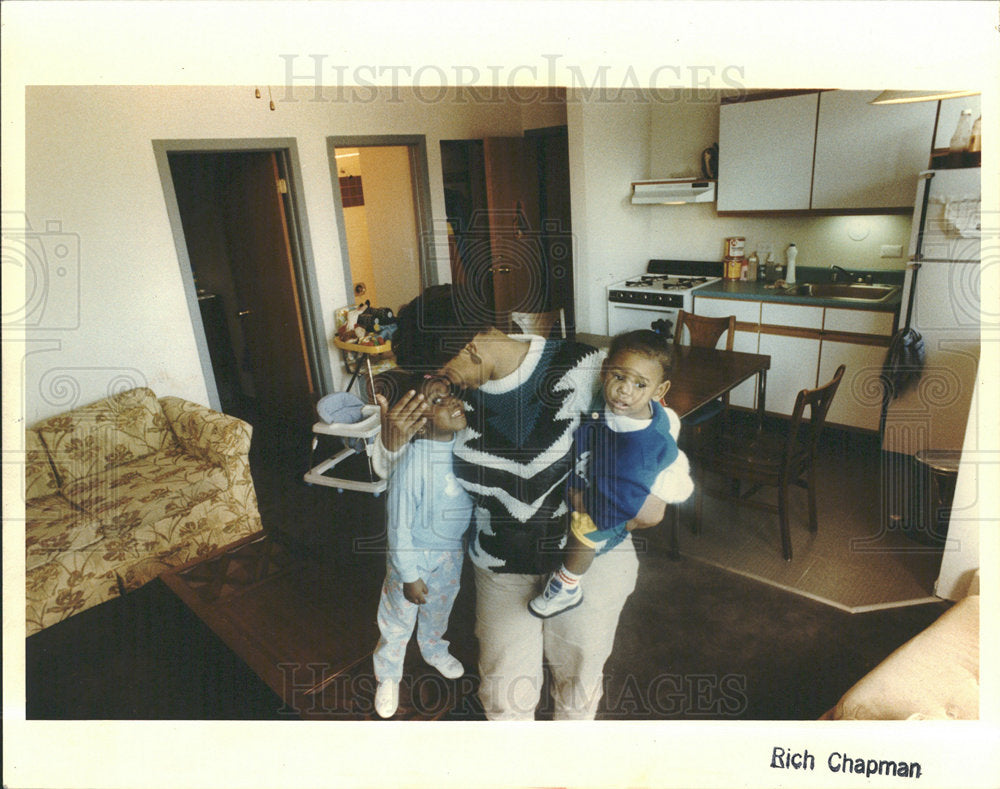 1991 Press Photo Teresa Henderson &amp; Kids Unity House  - Historic Images