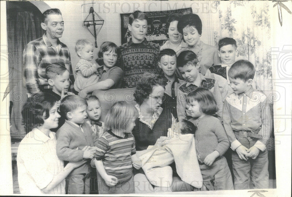 1964 Press Photo Robert Sisterman Welcomes 18th Baby - Historic Images