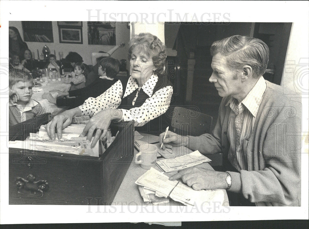 1981 Press Photo Barbara Thomas Burns Review Bills - Historic Images