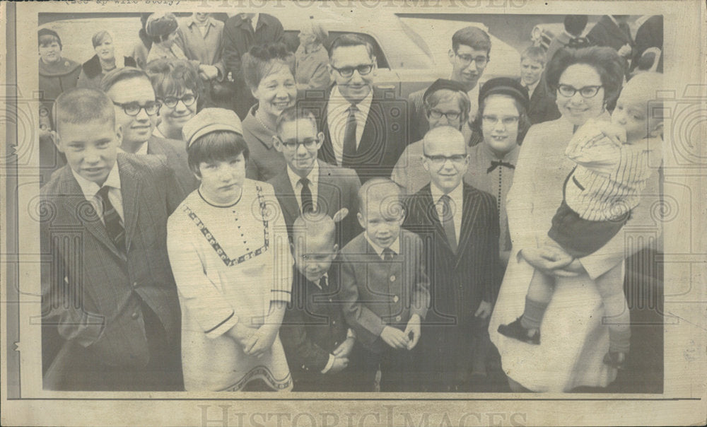1968 Press Photo Mr &amp; Mrs Wiehagen &amp; Thirteen Children - Historic Images