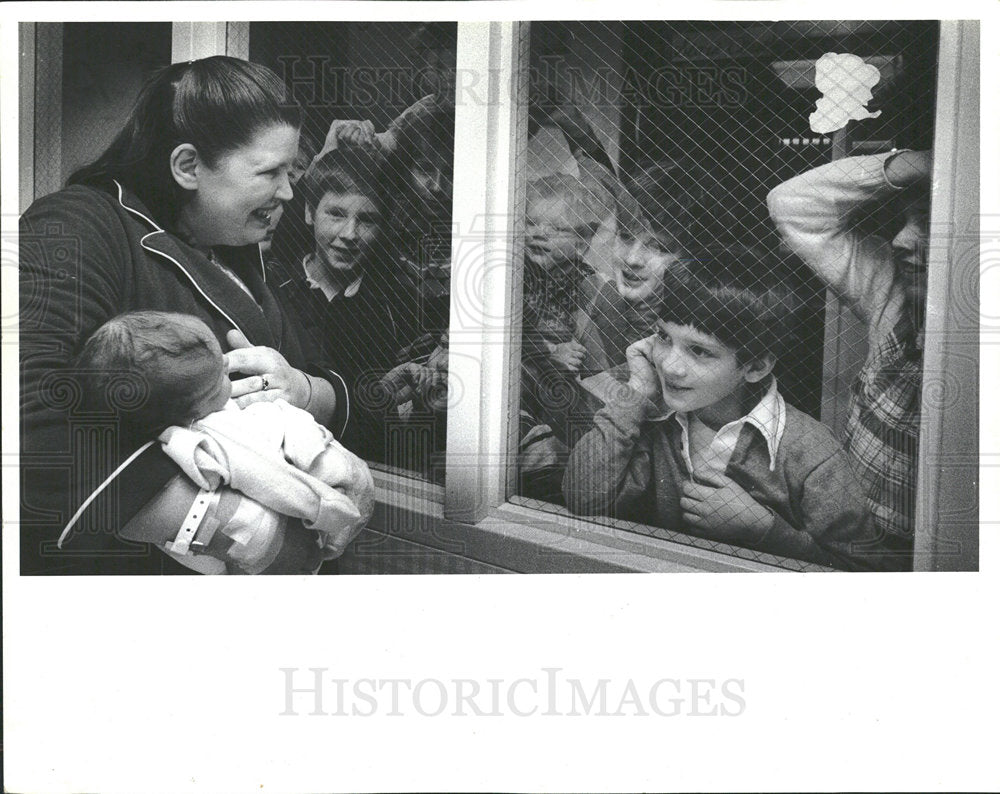 1982 Press Photo Sylvia Smith Welcomes Tenth Child - Historic Images