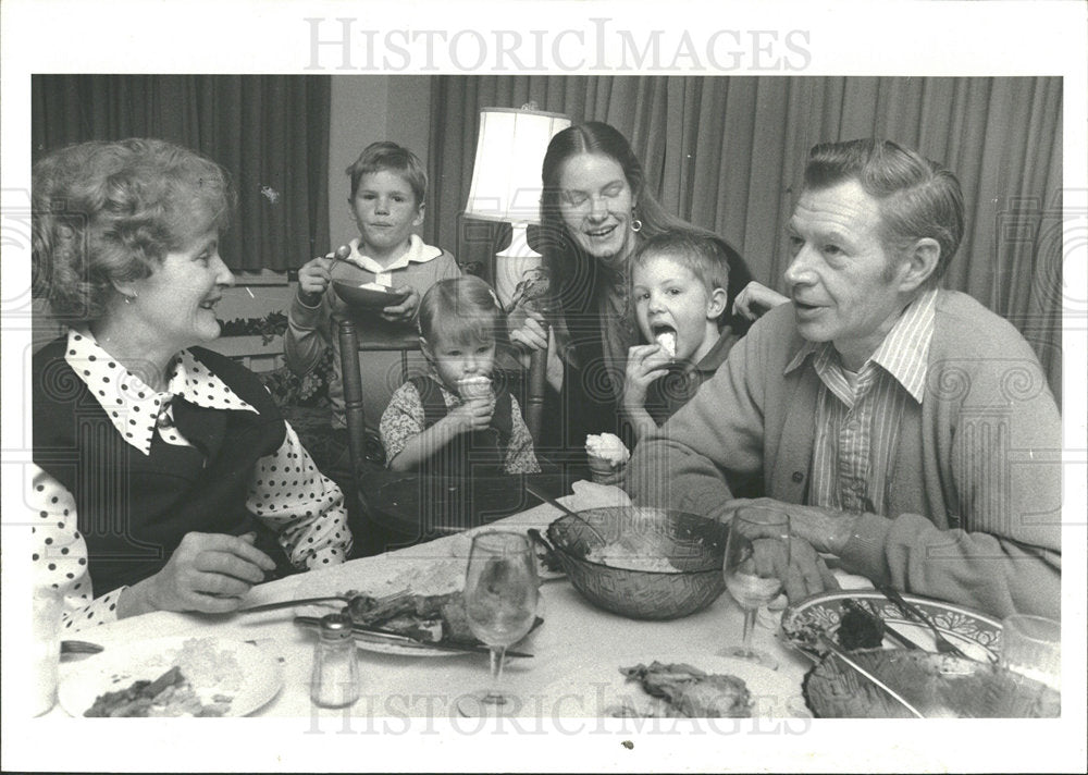 1981 Press Photo Barbara Thomas Burns Children - Historic Images