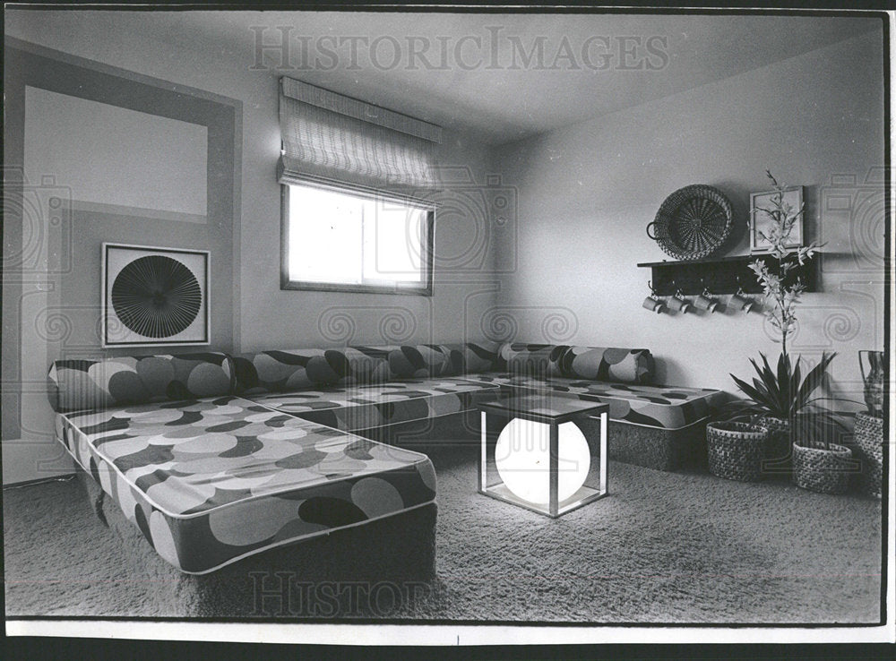 1971 Press Photo Family Room Daybed Carpet Gold Green - Historic Images