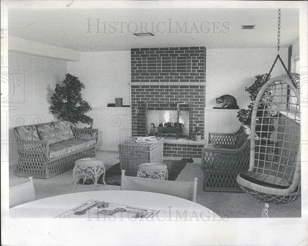 1970 Press Photo Outdoor Furniture Rattan Indoor Family - Historic Images