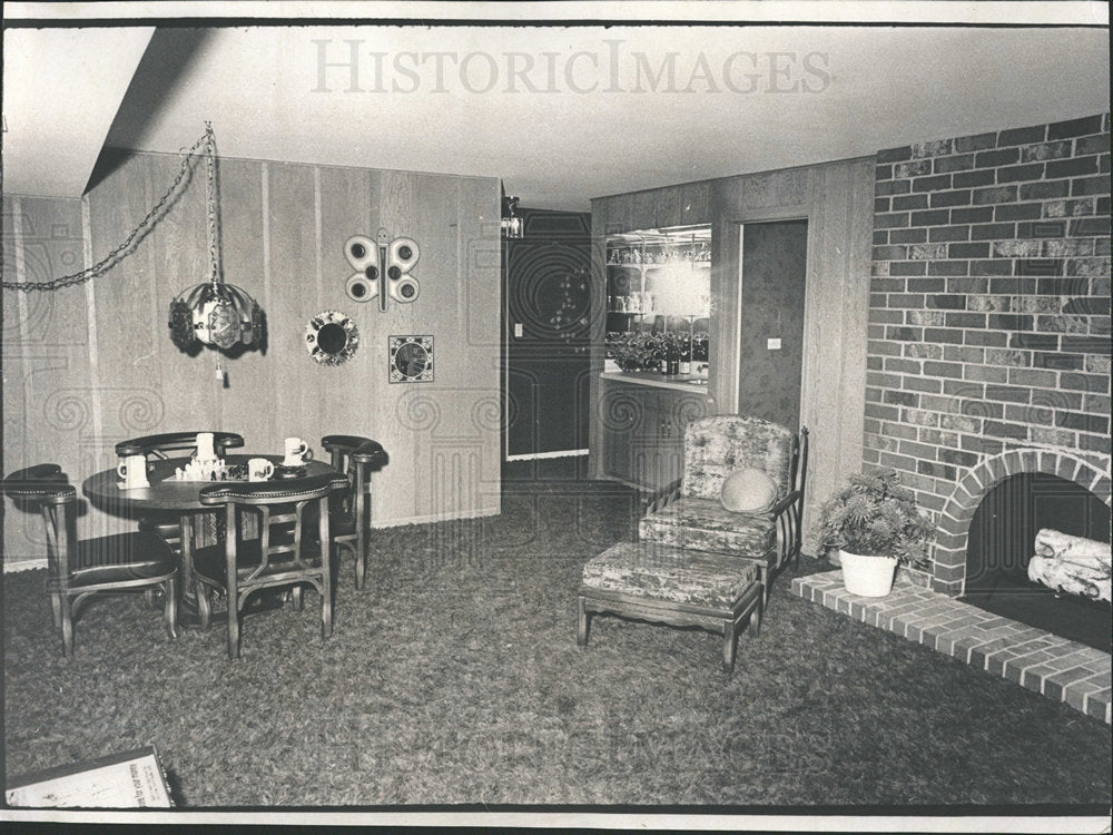 1970 Press Photo Red is the Motif in This Family Room - Historic Images