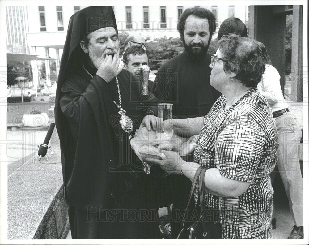 1980 Press Photo Bishop Timothy Samples Bread - Historic Images