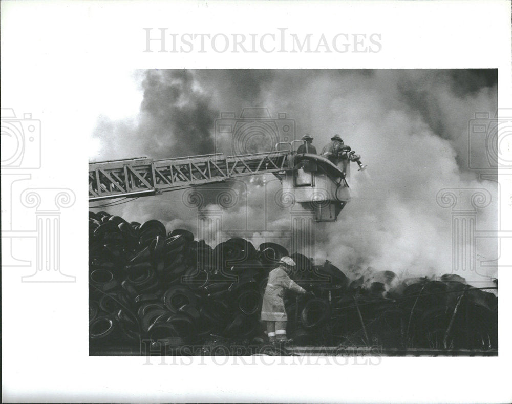 1990 Press Photo Detroit Firefighters Battle Tyre Blaze - Historic Images