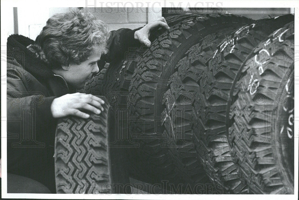 1982 Press Photo Randy Wilkerson Picks out Snow Tires - Historic Images