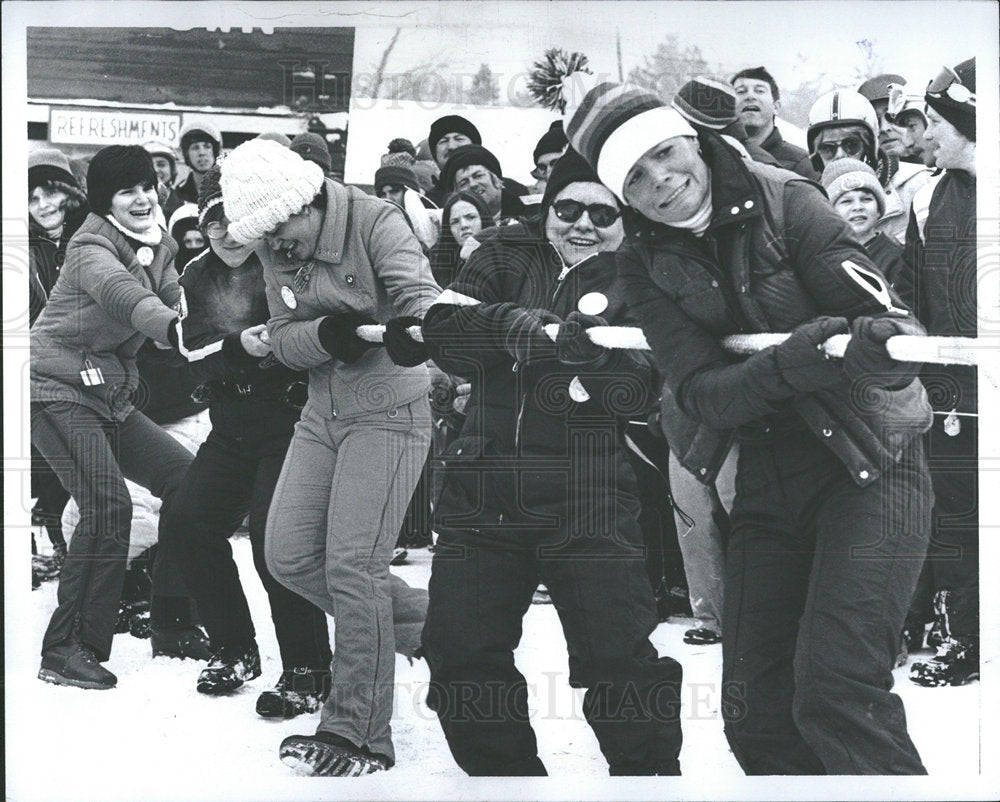 1979 Press Photo Women Tug Of War Tip Up Town Michigan - Historic Images