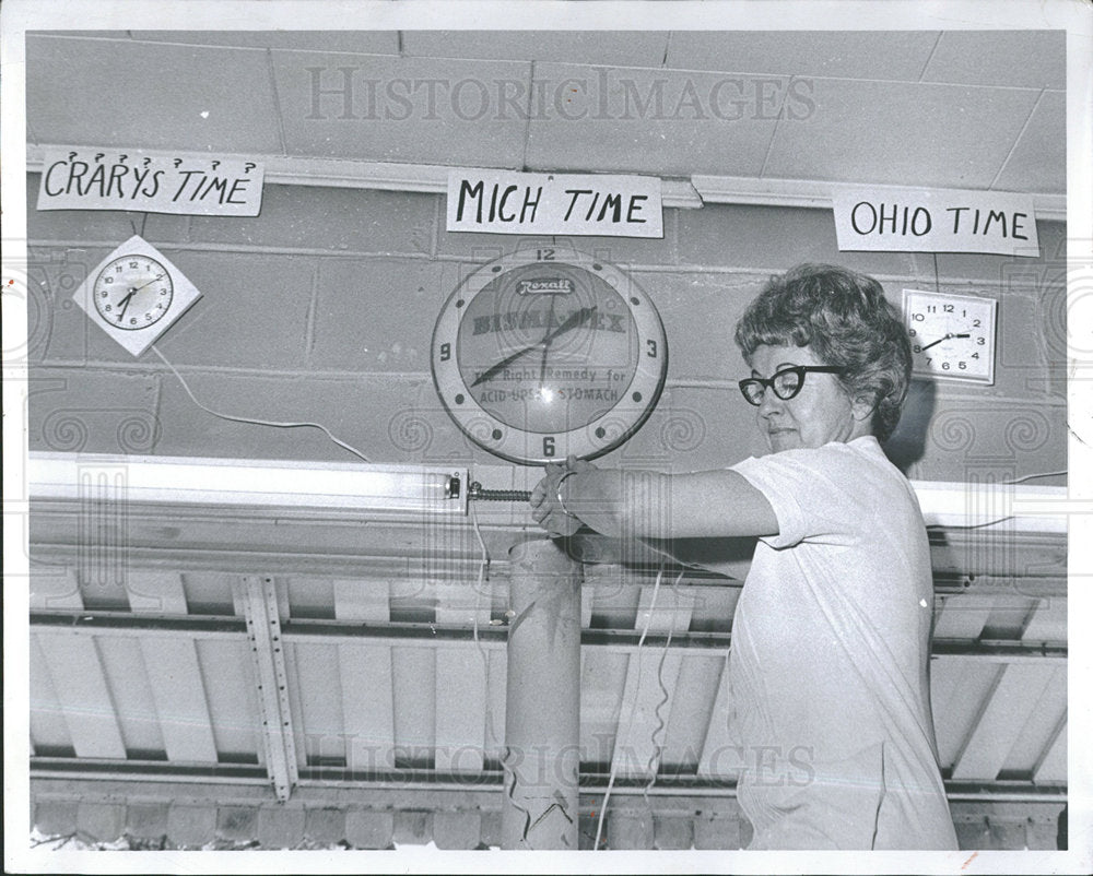 1967 Press Photo Clocks Crary&#39;s Drugstore, Temperance - Historic Images