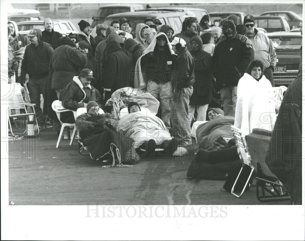1991 Press Photo People Stand, Lay, and Sit for Tickets - Historic Images