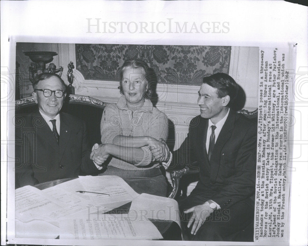 1962 Press Photo Mrs. C. J. Tippett At Russian Embassy - Historic Images