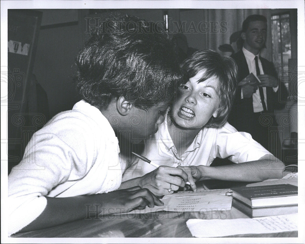 1963 Press Photo Rachel Scott  helps Joan McCollum - Historic Images