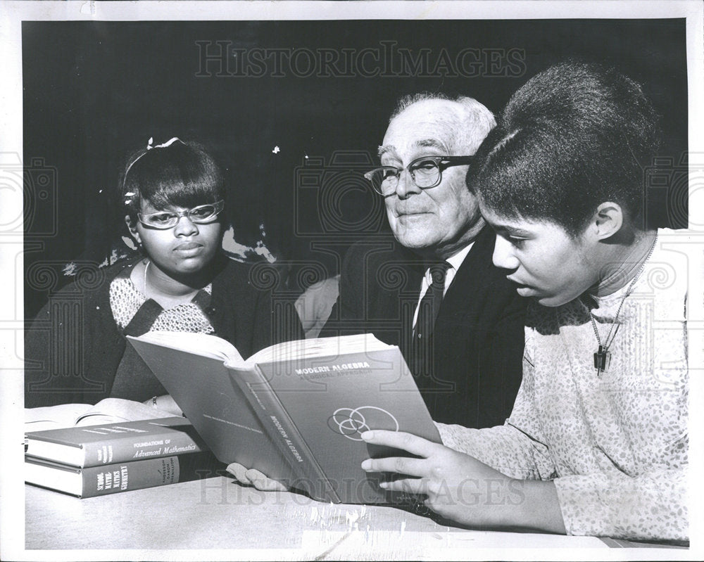 1967 Press Photo Franklin Chapin Tutors Math Students  - Historic Images