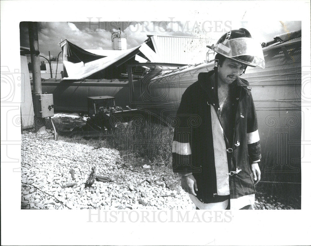 1987 Press Photo Guy Coy works train wreck - Historic Images