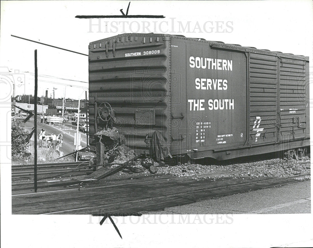 1981 Press Photo Railroad Car Derailment 11 Mile Bridge - Historic Images