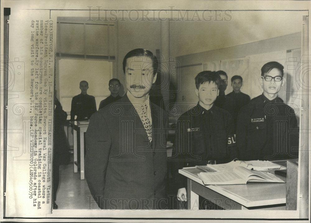 1970 Press Photo Nguyen Cau Ky Visits War College - Historic Images