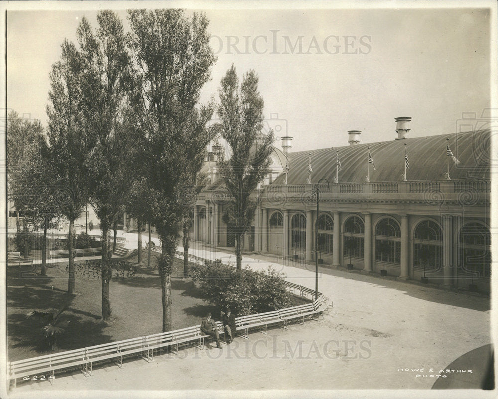 1913 Press Photo Park Outside A Building - Historic Images