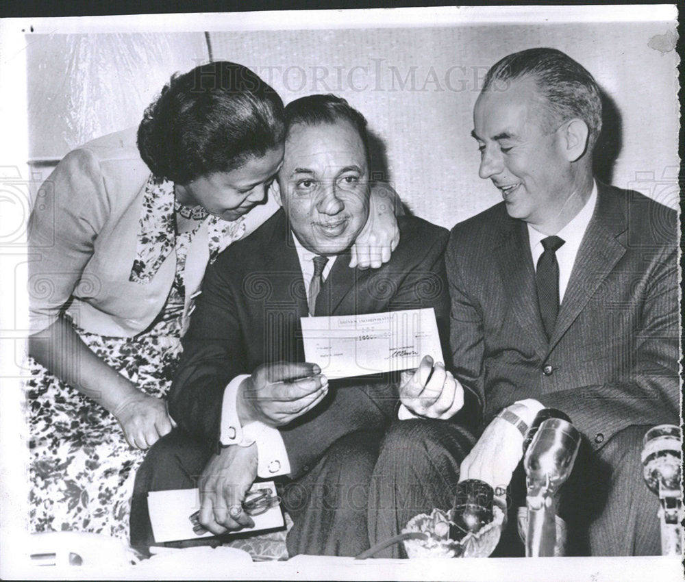 1961 Press Photo Mr. and Mrs. Johnson Give Brinks Check - Historic Images