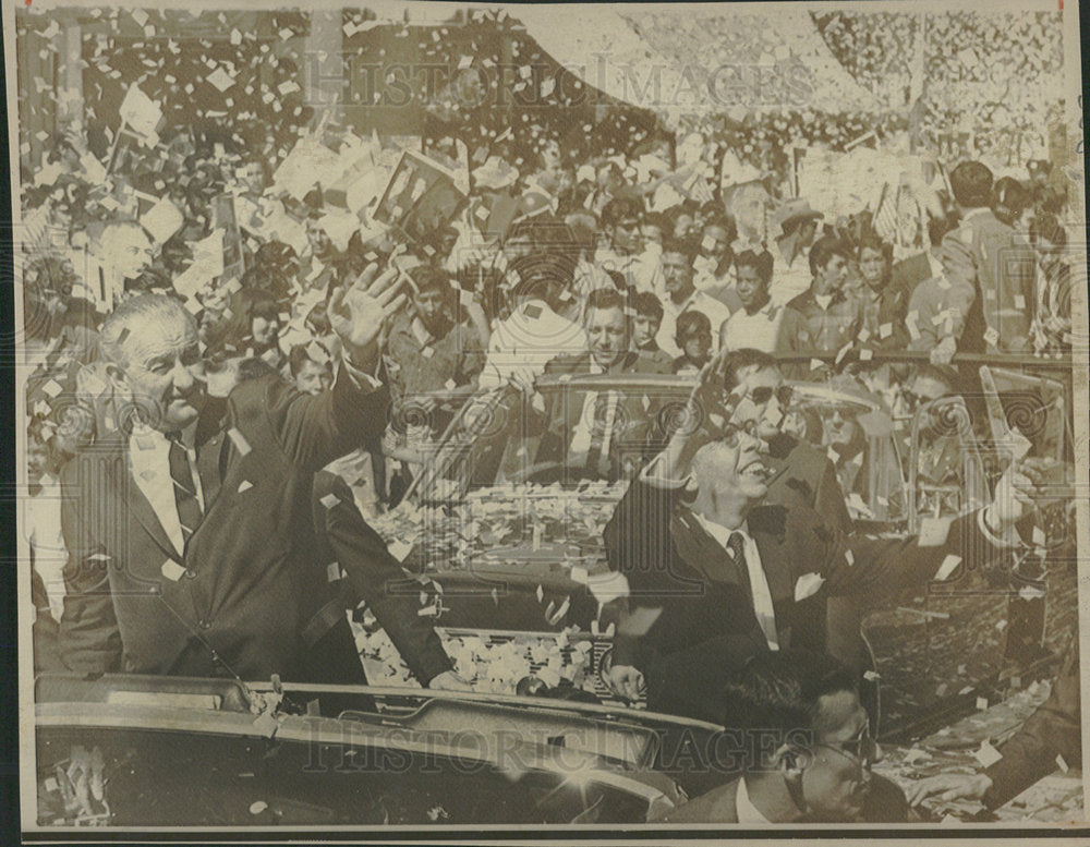 1967 Press Photo President Johnson and Ordaz Wave - Historic Images