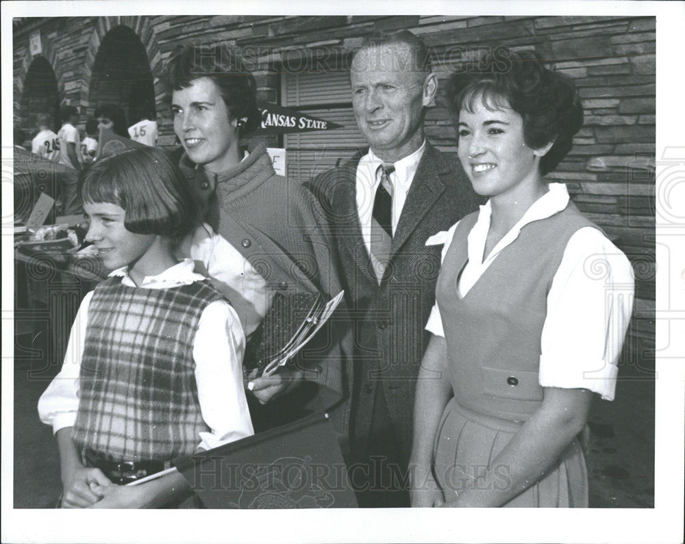 1960 Press Photo James Hickey and Family - Historic Images