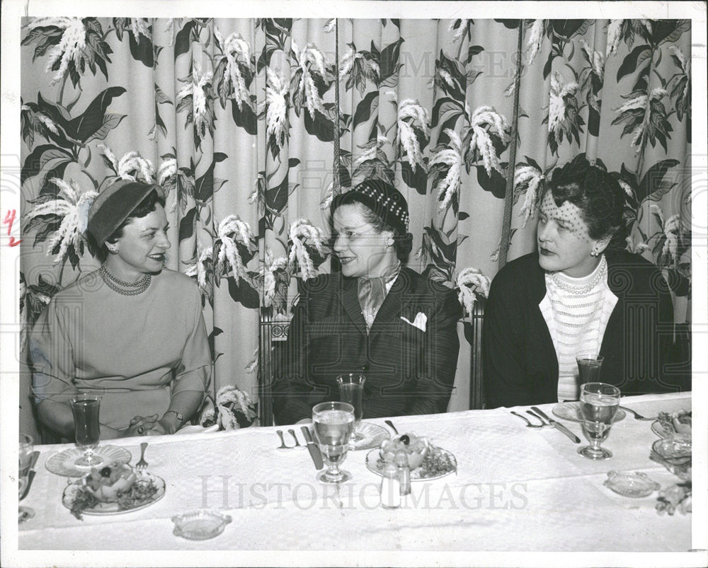 Press Photo Three Women at Dinner Roy Bayless  - Historic Images