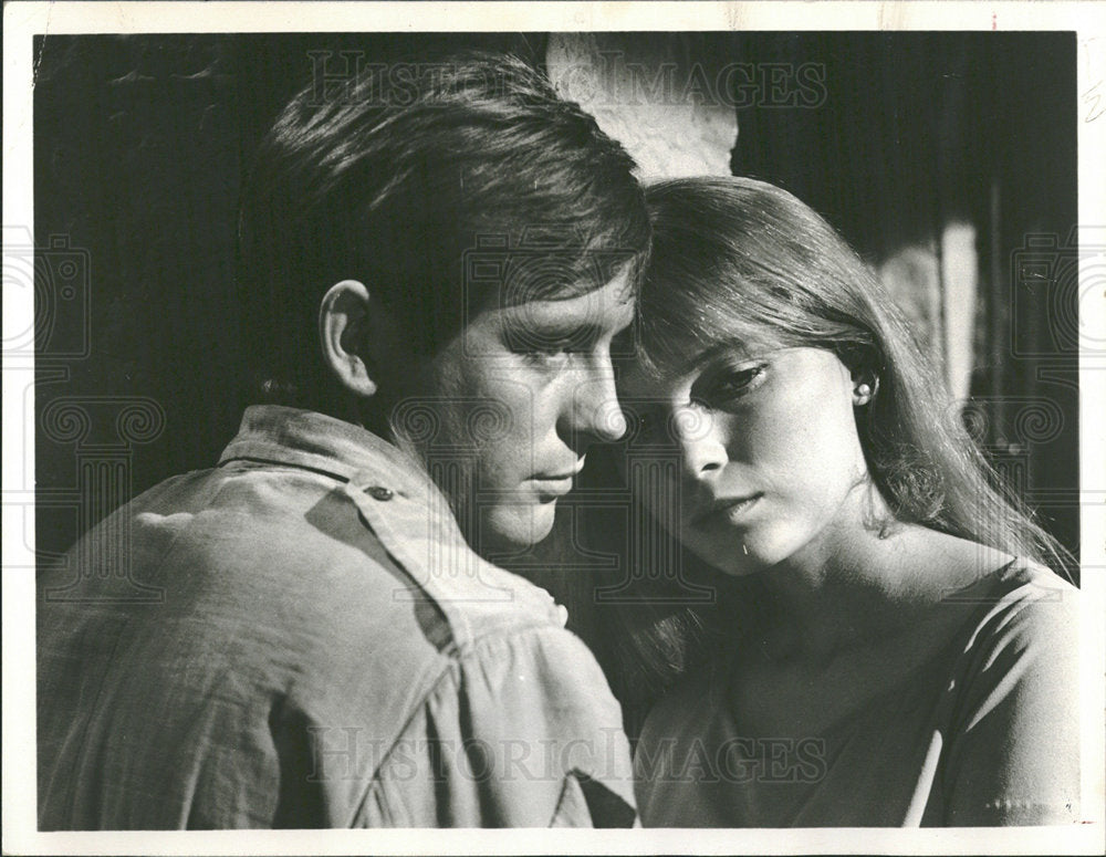 1969 Press Photo Actress Mia Farrow In Guns At Batasi - Historic Images