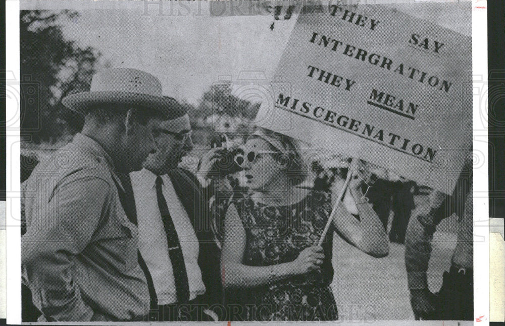 1969 Press Photo Mrs. Peter Cameron Takes Stand - Historic Images