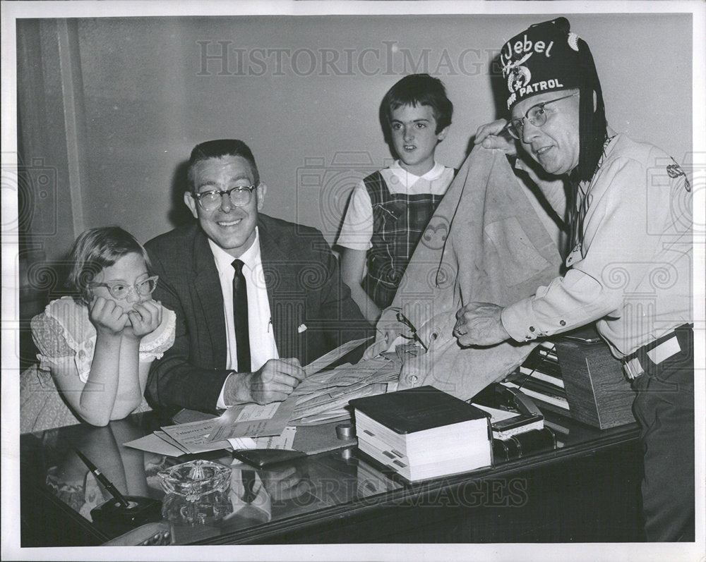 1963 Press Photo Shriner Children Contributions - Historic Images