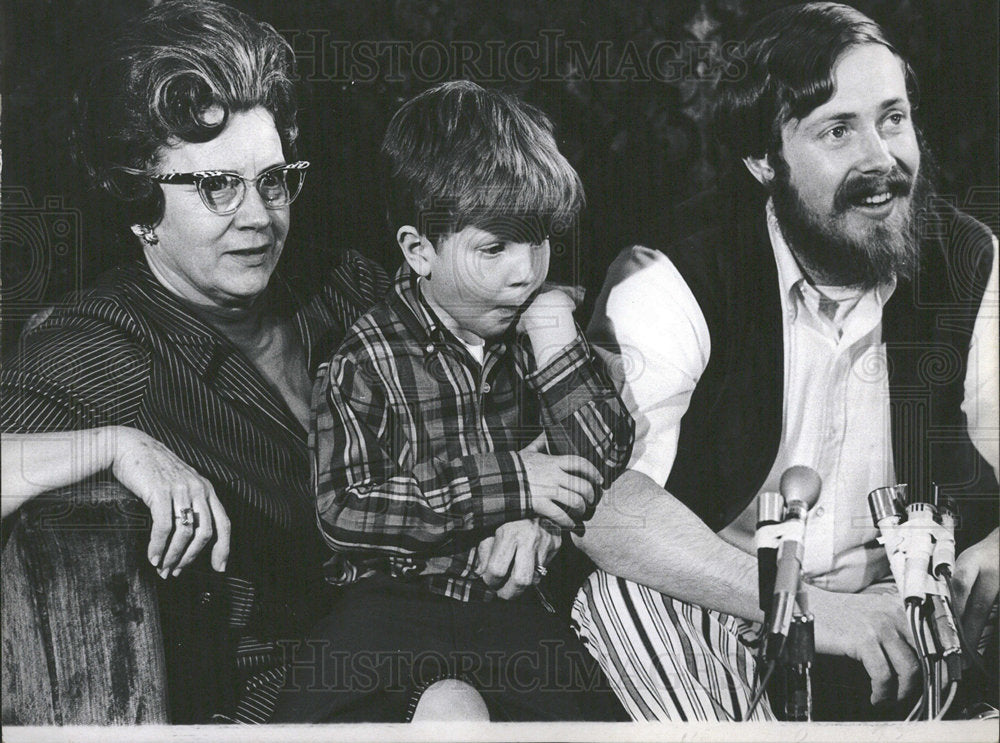 1971 Press Photo Mrs Claude Fly With Family - Historic Images