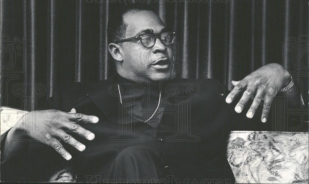 1973 Press Photo Reverend Roy Flournoy Black Cross - Historic Images