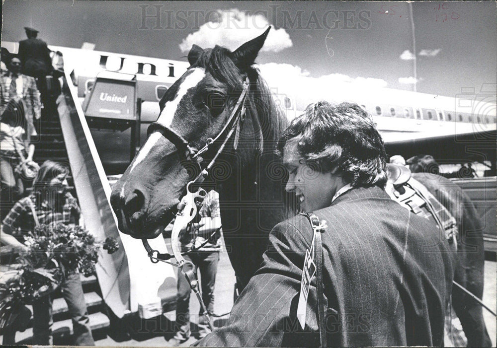1974 Press Photo Violinist Eugene Fodor Horse - Historic Images