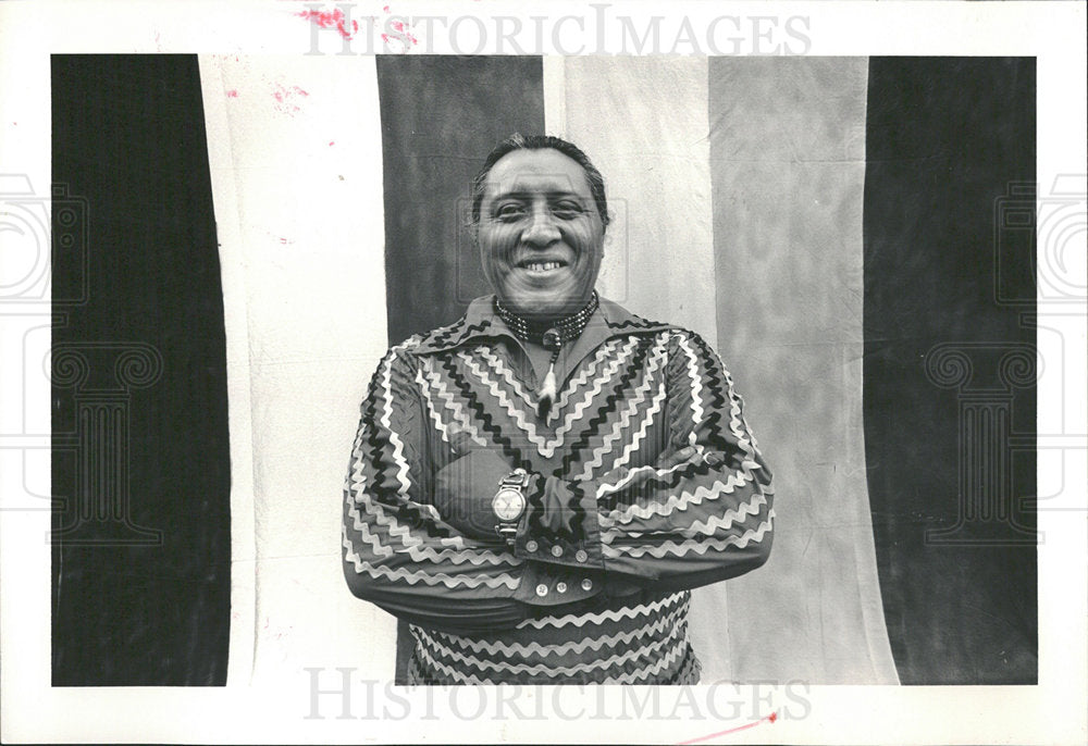 1986 Press Photo Harold Fobb in Front of Indian Banner - Historic Images