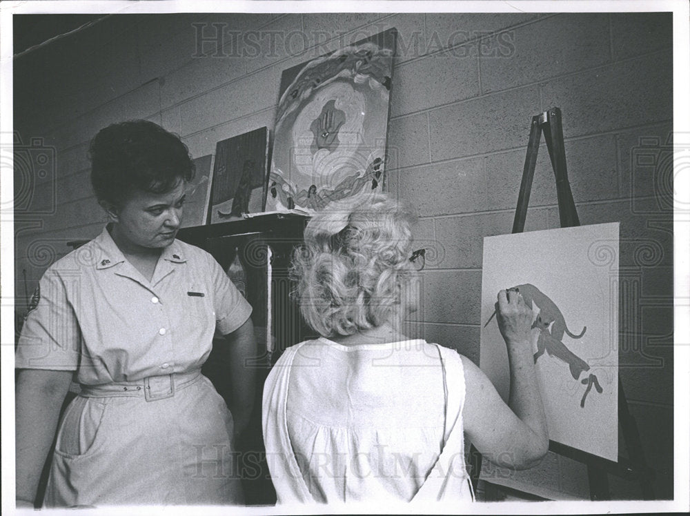 1965 Press Photo Mrs. Foco Views Inmate Painting - Historic Images