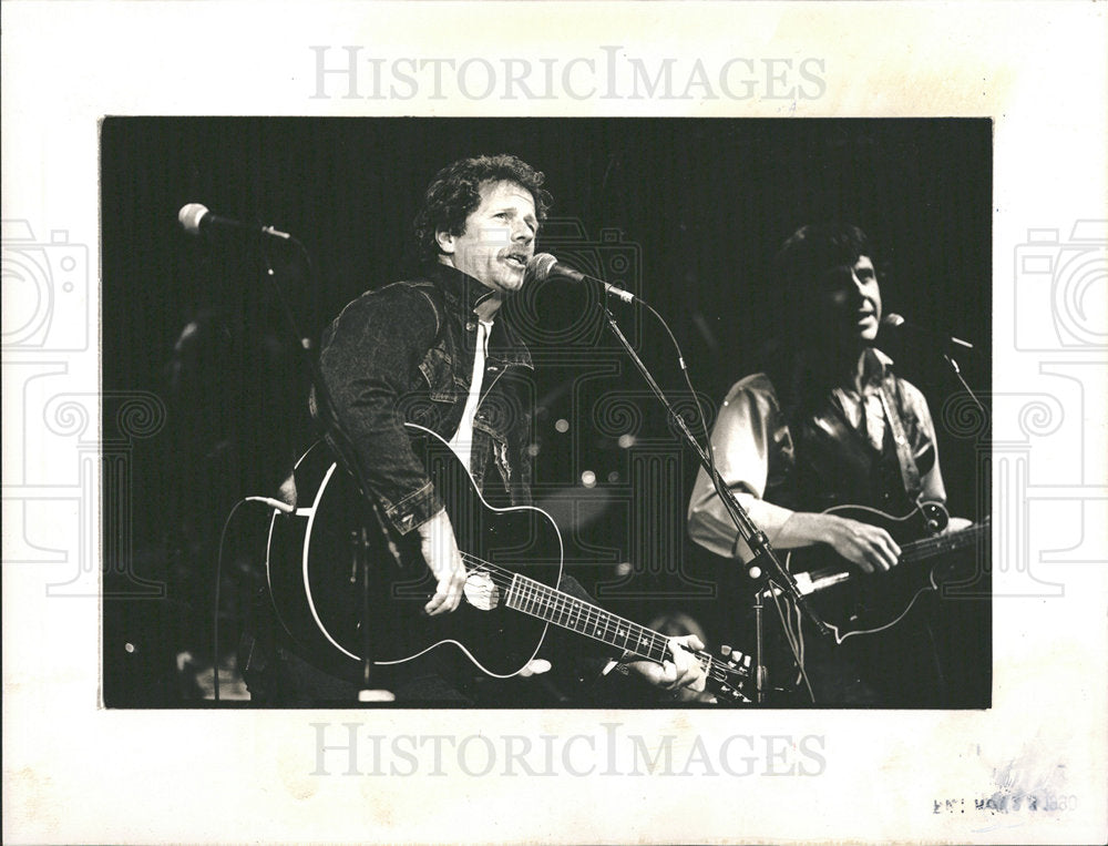 1980 Press Photo Chris Hillman of the Byrds with Dirt - Historic Images