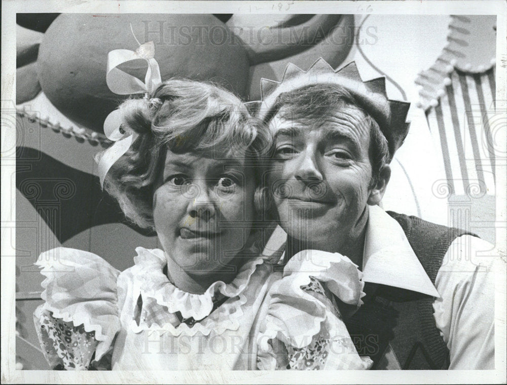 1973 Press Photo Mitzi Gaynor Ken Berry Carnival Fun   - Historic Images