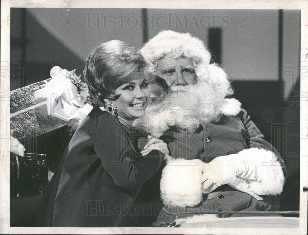 1967 Press Photo Santa Claus Ed McMahon Mitzi Gaynor  - Historic Images