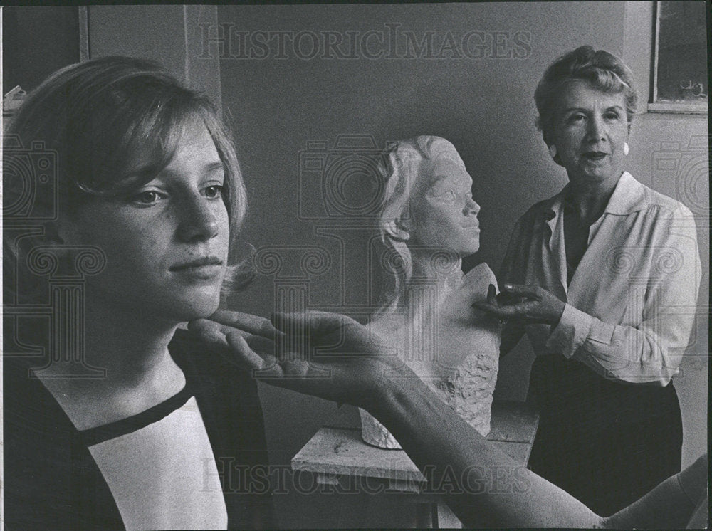 1963 Press Photo Model Judy Pechman and Sculpture - Historic Images