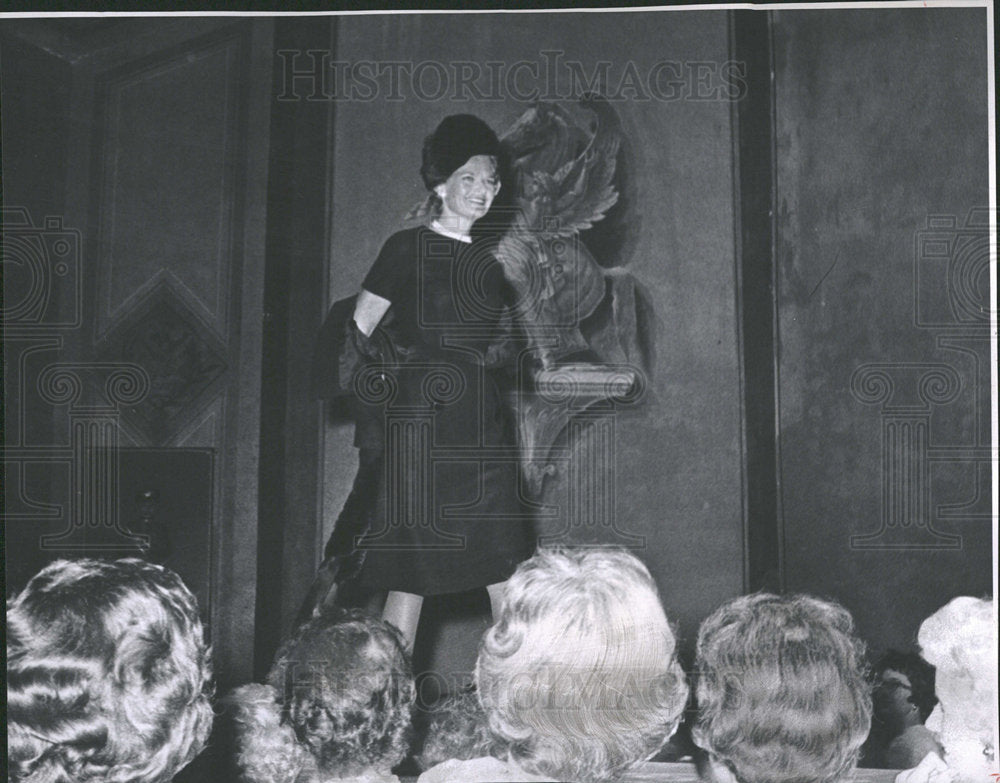 1962 Press Photo Mrs Alfred Hicks II Models Black Fur - Historic Images