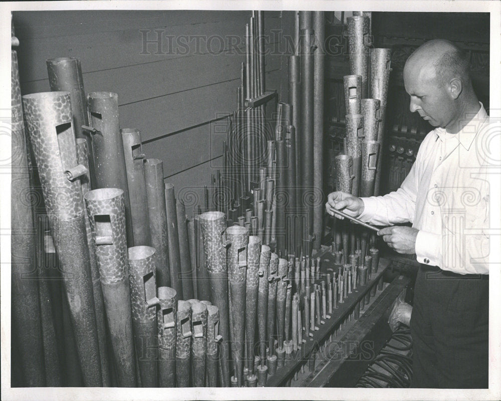 1962 Press Photo Steve Killebrew Adjusts Flue Pipes - Historic Images