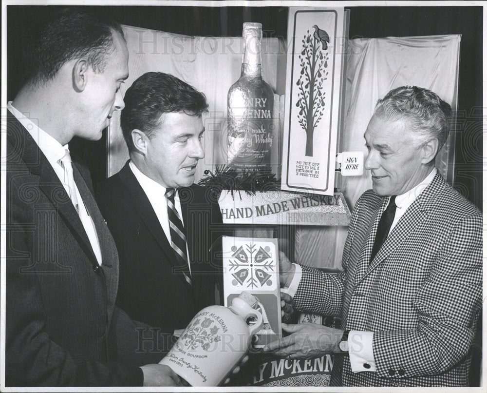 1964 Press Photo Roy Flint Frankfort Distillers Liquor  - Historic Images