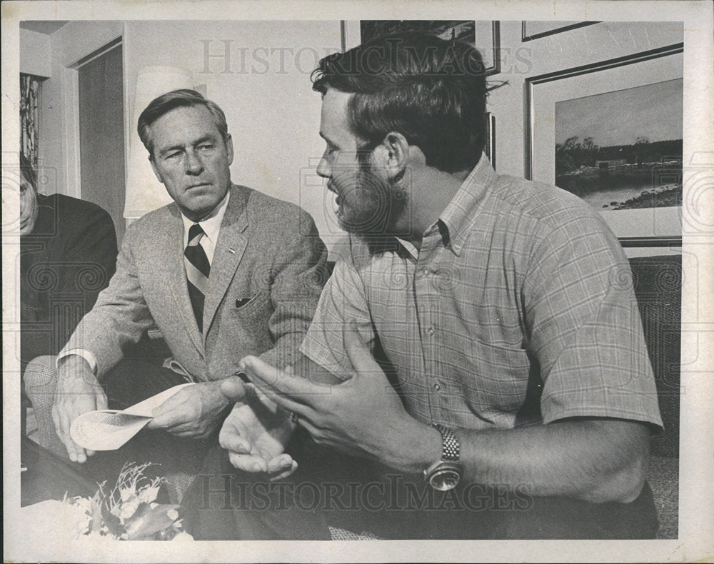 1970 Press Photo Gov John LOve Fly Fort Colin Heart Son - Historic Images